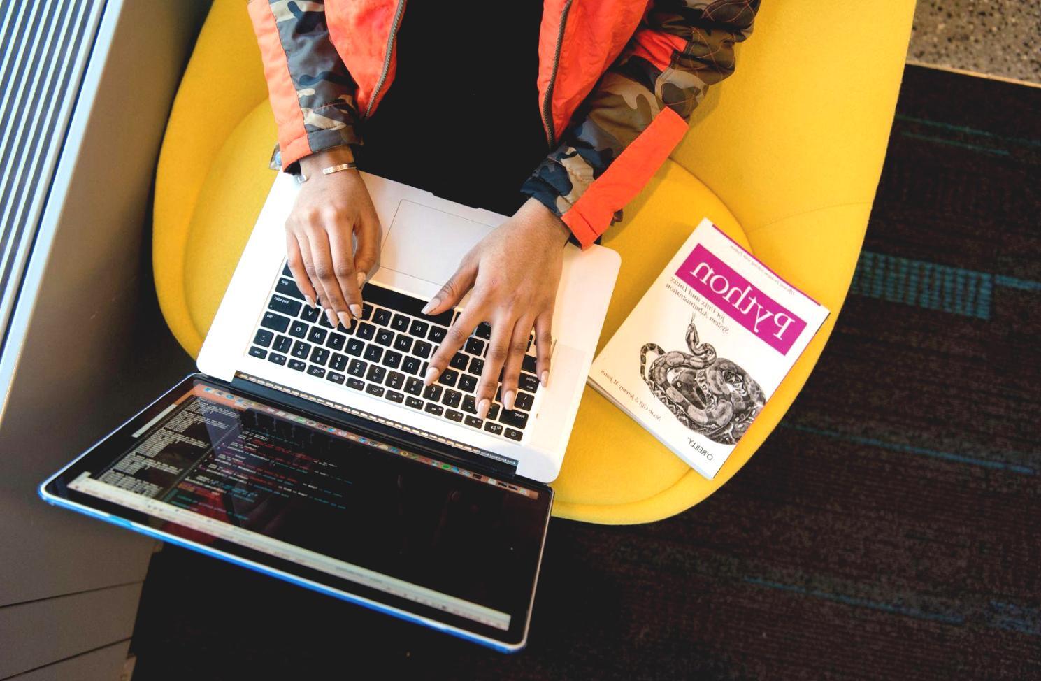 Espace de formation moderne avec disposition collaborative pour l'apprentissage des compétences budgétaires