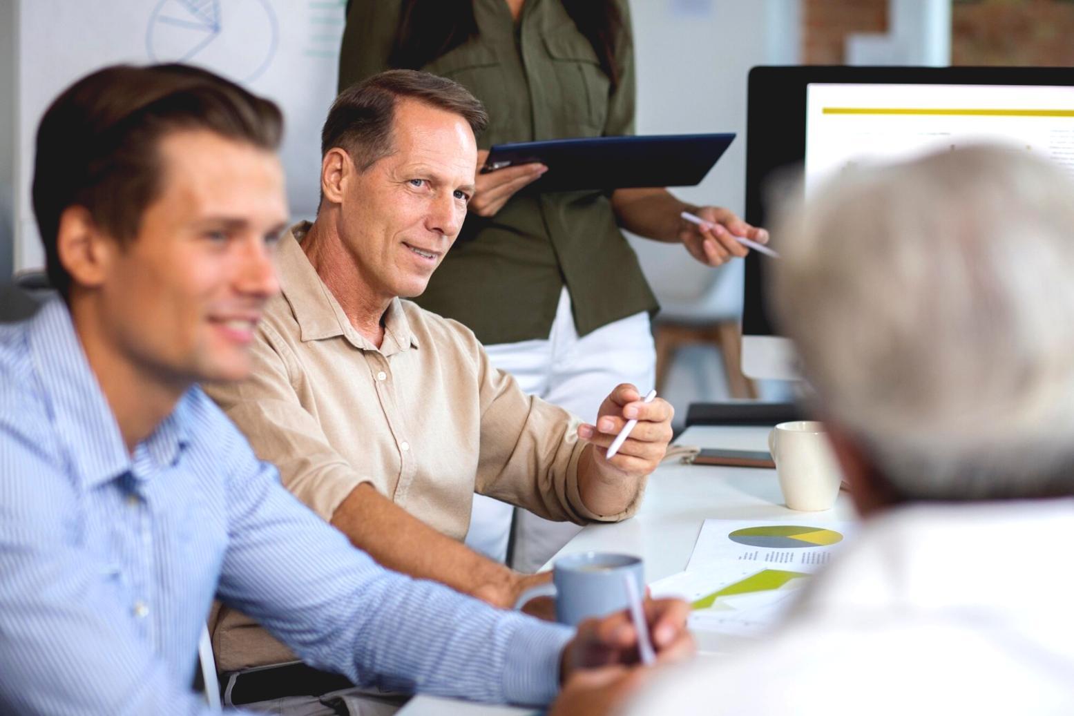 Salle de classe équipée pour les ateliers pratiques de gestion financière personnelle
